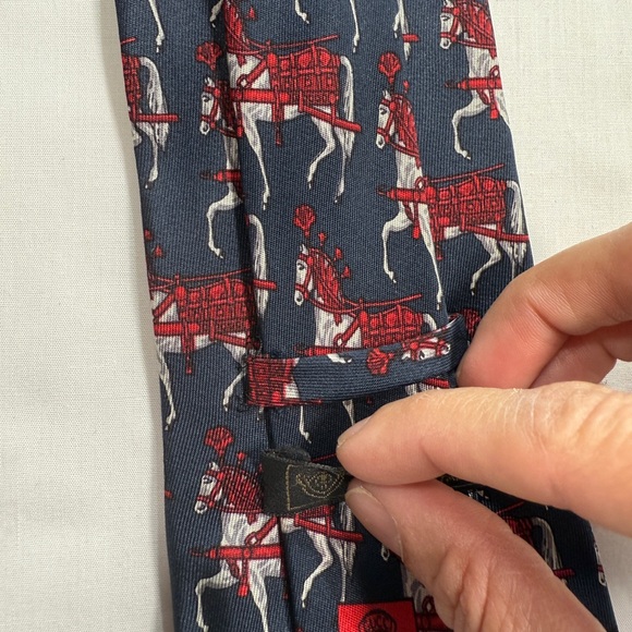 Vintage Gucci 100% Silk Tie  featuring an Equestrian Design Pattern. - Picture 5 of 7